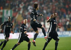 "Beşiktaş"ın oyununda 8 qol, liderdən səfər qələbəsi