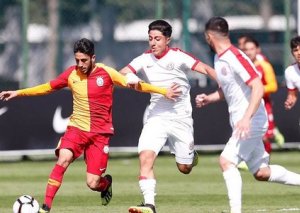 “Qalatasaray” “Antalyaspor”ı darmadağın edib