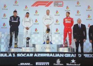Prezident İlham Əliyev "Formula 1"-in qalibinə kuboku təqdim etdi