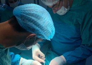 Vaxtından əvvəl və bağırsağı çöldə doğulan körpəni ATU həkimləri sağaltdı