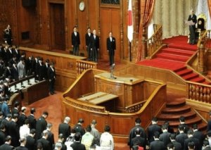Yapon millət vəkilləri maaşlarının azaldılmasını tələb edirlər
