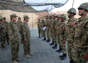 Prezidentin köməkçisi Müdafiə naziri ilə birlikdə düşmən mövqelərini müşahidə edib