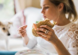 Xanımlar niyə aylıq tsikl ərəfəsində çox yeyir?