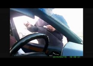 Sürücü yol polisini ələ saldı