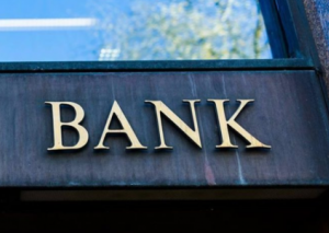 Bağlanan bankların əmanətçiləri çətin durumda