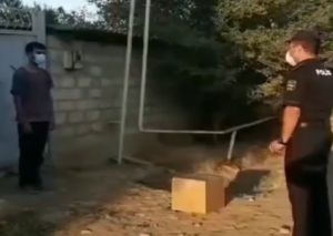 Polis pandemiya dövründə tək yaşayan insanlarla bağlı yardımlarını davam etdirir