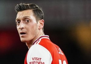 Mesut Özil "Arsenal"ın üçüncü formasını təqdim etdi
