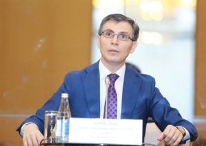Deputat sürücüsü əfv siyahısına istədiyi adamı saldırıb?