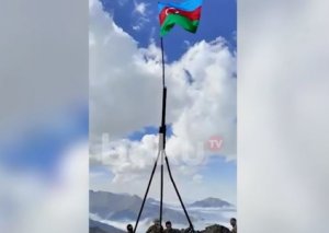Ordumuz işğaldan azad edilmiş ərazidə Azərbaycan Bayrağını sancdı VİDEO