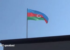 İşğaldan azad olunmuş Hadrutun mərkəzində Azərbaycan bayrağı dalğalanır - VİDEO