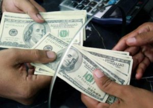 Azərbaycanda əhali dollar alışını artırıb, rubl satışını isə azaldıb