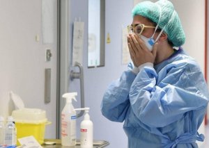 Alimlər COVID-19 pandemiyasının nə üçün dayandırıla bilinmədiyini izah edib