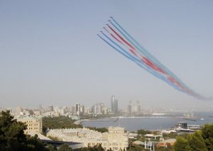 Döyüş təyyarə və helikopterləri parada hazırlıq məqsədilə uçuşlar keçirir