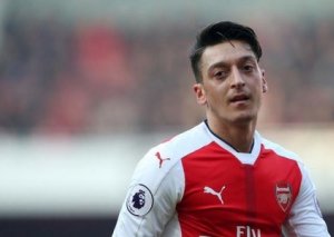 Özil "Yuventus"la danışıqlar aparır