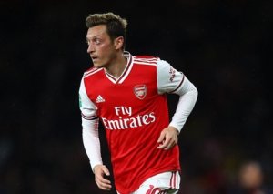 Özil bu iki ölkədə oynaya biləcəyini açıqladı