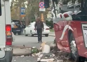 Bakıda sərnişin avtobusu betonqarışdıran avtomobillə toqquşub