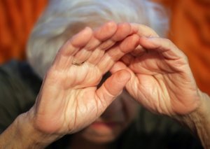 Abşeronda naməlum şəxslər ahıl qadını evində öldürmək istəyiblər