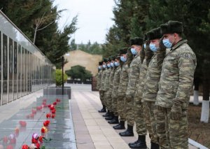 Hərbi qulluqçular qəhrəman Vətən övladlarının məzarlarını ziyarət ediblər (FOTO)