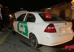 Paytaxtda taksi qəza törətdi FOTO