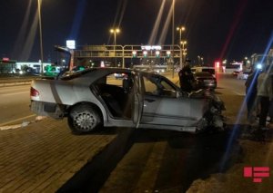 Bakıda avtomobil işıq dirəyinə və başqa avtomobilə çırpılıb - FOTO