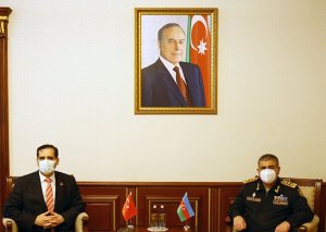 Müdafiə naziri Türkiyənin Azərbaycanda diplomatik fəaliyyəti başa çatan səfiri ilə görüşüb