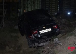 Bakıda silahlı insident, maşın dərədən aşağı aşdı