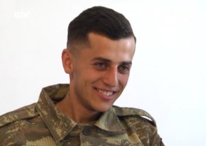Məğrur duruşlu Topçu Vüsal: