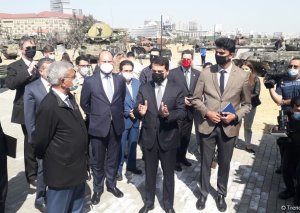 Dünyanın aparıcı beyin mərkəzlərinin nümayəndələri Hərbi Qənimətlər Parkına gəlib (FOTO)