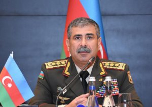 Zakir Həsənov hərbi liseyin bir qrup əməkdaşını mükafatlandırıb