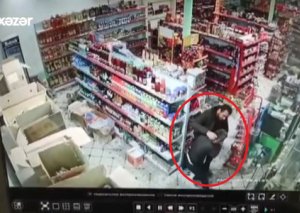 Mağaza sahibini döyüb, mağazada soyğunçuluq etdi – ANBAAN VİDEO