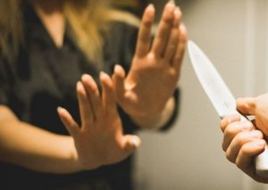 Masallıda körpəsinə süd verən zaman ərinin 16 bıçaq vurduğu qadına təzyiqlər var TƏFƏRRÜAT