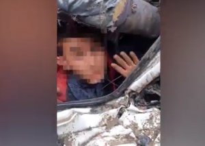 Qəzaya düşən maşının içərisində qalan şəxslər belə xilas edildi VİDEO