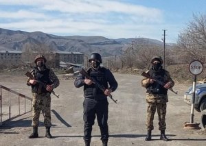 Postda polisi avtomobillə vuran şəxsə cinayət işi başlandı