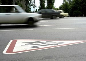 Bakıda "Mercedes" iki azyaşlı bacını vurdu