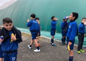Azərbaycan klubu azyaşlı futbolçulara qida rasionu kimi enerji içkisi verir FOTO