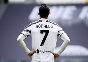 Ronaldo maşınlarını Turindən çıxarır - Video