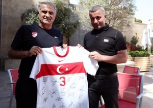 Şenol Güneş Qurban Qurbanova forma hədiyyə etdi FOTO