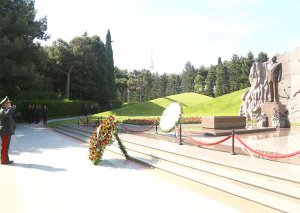 Müdafiə Nazirliyinin rəhbərliyi Fəxri xiyabanı və Şəhidlər xiyabanını ziyarət edib (FOTO)