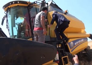 Azərbaycanda nazir yeni kombayna mindi, taxıl biçini aparıldı - VİDEO
