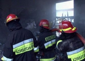 Ağcabədidə eyni gündə 5 otaqlı ev və minik avtomobili yanıb