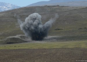 Füzulidə bir nəfər kasetli bombaya toxunub, xəsarətlər alıb