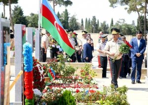Zakir Həsənov Polad Həşimov və İlqar Mirzəyevin məzarını ziyarət edib FOTO