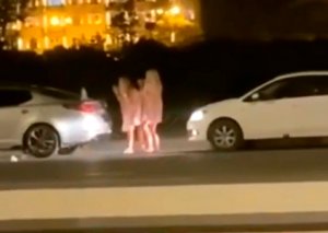 Bakıda yolun ortasında video çəkən qızlar qəzaya səbəb oldu - VİDEO