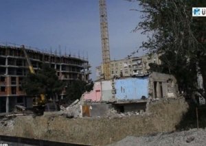 Bakıda tikinti şirkətinin qarşısında gərginlik -