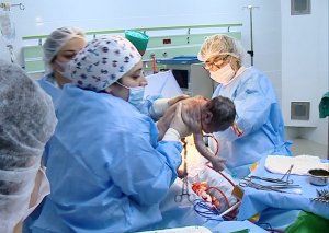 Azərbaycanlı ailə uşağın dəyişdirildiyini iddia edir