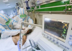 Hər iki doza vaksini vurduran vəzifəli şəxs koronavirusdan öldü