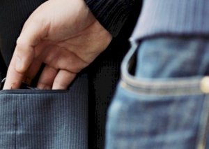 Bakıda sərnişinin cibindən 1237 manat pul oğurlandı