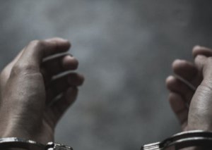 Sürücülük vəsiqəsi almaqda vətəndaşlara yardım edəcəyini deyən dələduz SAXLANIDLI