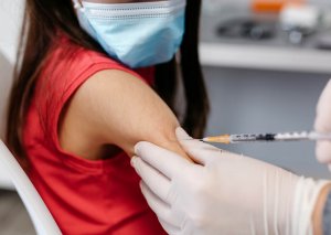 Hansı ölkələrdə uşaqlar COVID-ə qarşı peyvənd olunur?