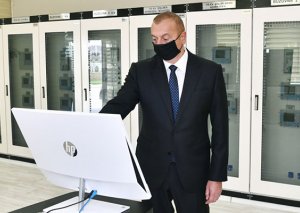 Prezident yarımstansiyanın açılışında -